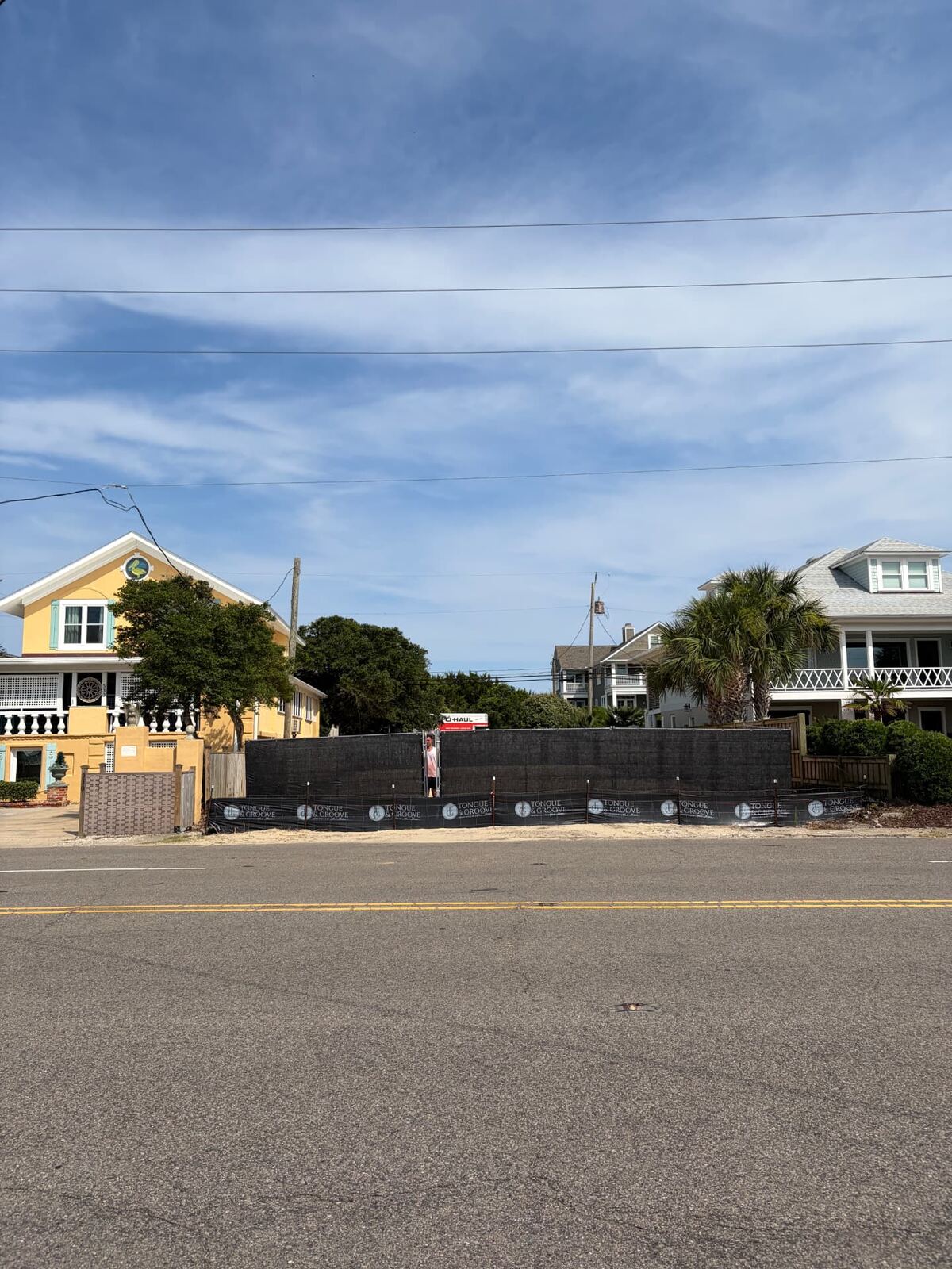 Temporary fence with windscreen at a coastal residential build
